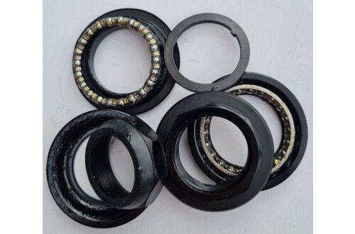 Кермова X17 XHS-805 1.1/8"-26Т різьбова напів-інтегр. 28,6/44/30мм чорна